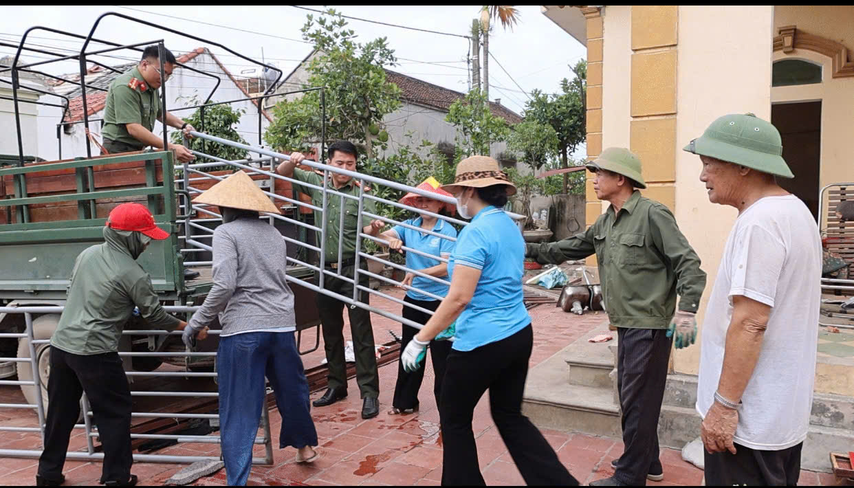 Hội LHPN xã Gia Bình chung tay giúp các hộ gia đình khó khăn thô Ngô Thôn chuyển nhà tới khu tạm cư.mp4
